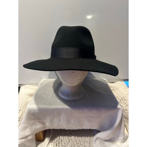 Saks Fifth Avenue 100% Wool Hat Black Color Perfect For Fall Spring Winter Derby - Picture 1 of 9